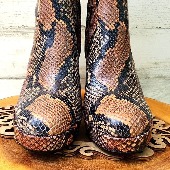 NWT VINCE CAMUTO JEMERIA LEATHER BOOTS - Picture 2 of 13